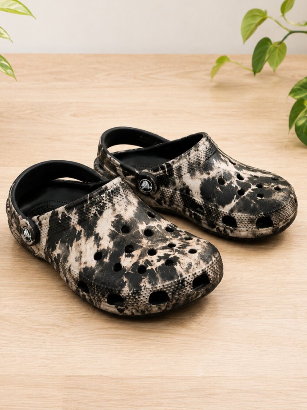 Crocs Classic Bleach Dye Clogs Women’s 8 / Men’s 6 Black Cream Tie Dye EUC